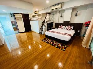 sky hotel pudu