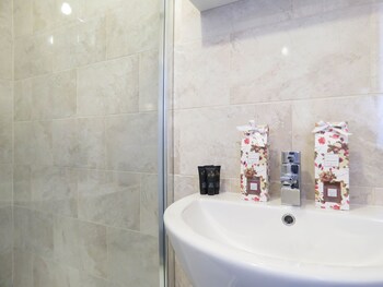tudors esuites 4 bedroom house with garden and 9 beds
