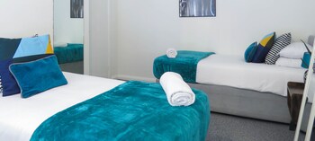tudors esuites 4 bedroom house with garden and 9 beds