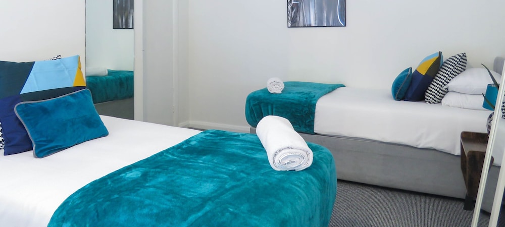 tudors esuites 4 bedroom house with garden and 9 beds