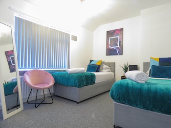 tudors esuites 4 bedroom house with garden and 9 beds