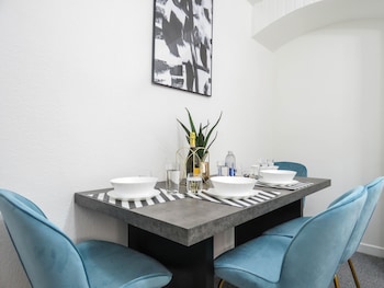tudors esuites 4 bedroom house with garden and 9 beds