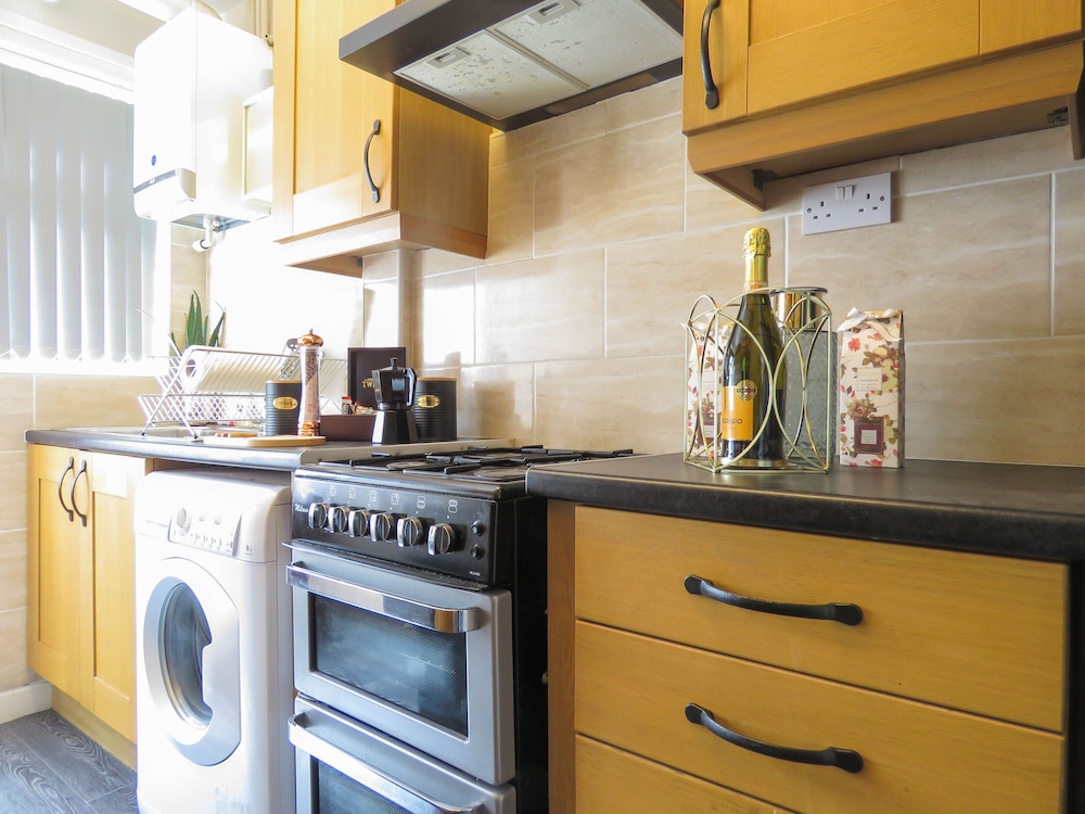 tudors esuites 4 bedroom house with garden and 9 beds