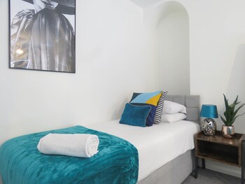 tudors esuites 4 bedroom house with garden and 9 beds