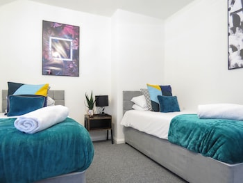tudors esuites 4 bedroom house with garden and 9 beds