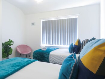tudors esuites 4 bedroom house with garden and 9 beds