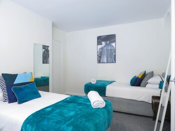 tudors esuites 4 bedroom house with garden and 9 beds