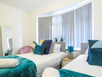 tudors esuites 4 bedroom house with garden and 9 beds
