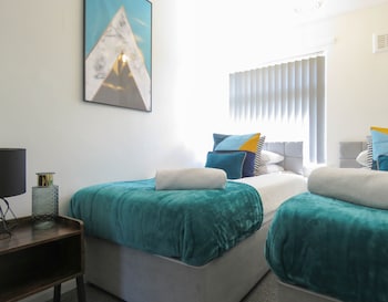 tudors esuites 4 bedroom house with garden and 9 beds