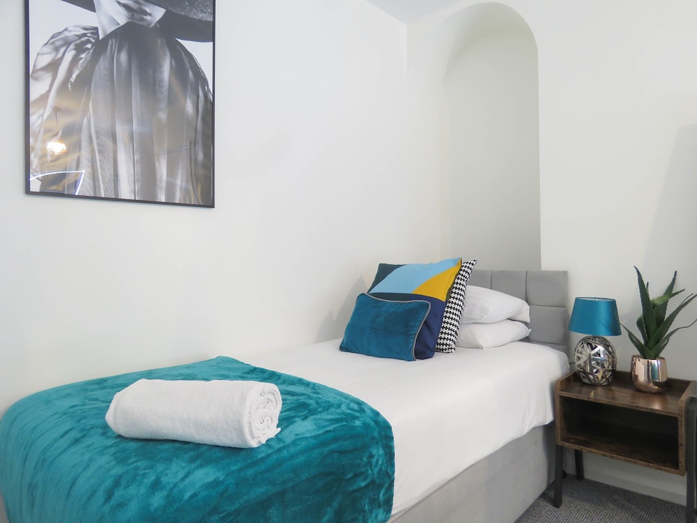 tudors esuites 4 bedroom house with garden and 9 beds
