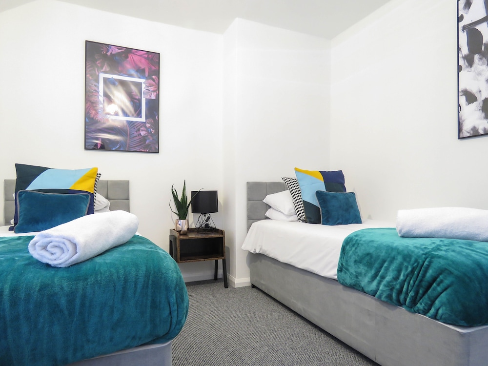 tudors esuites 4 bedroom house with garden and 9 beds
