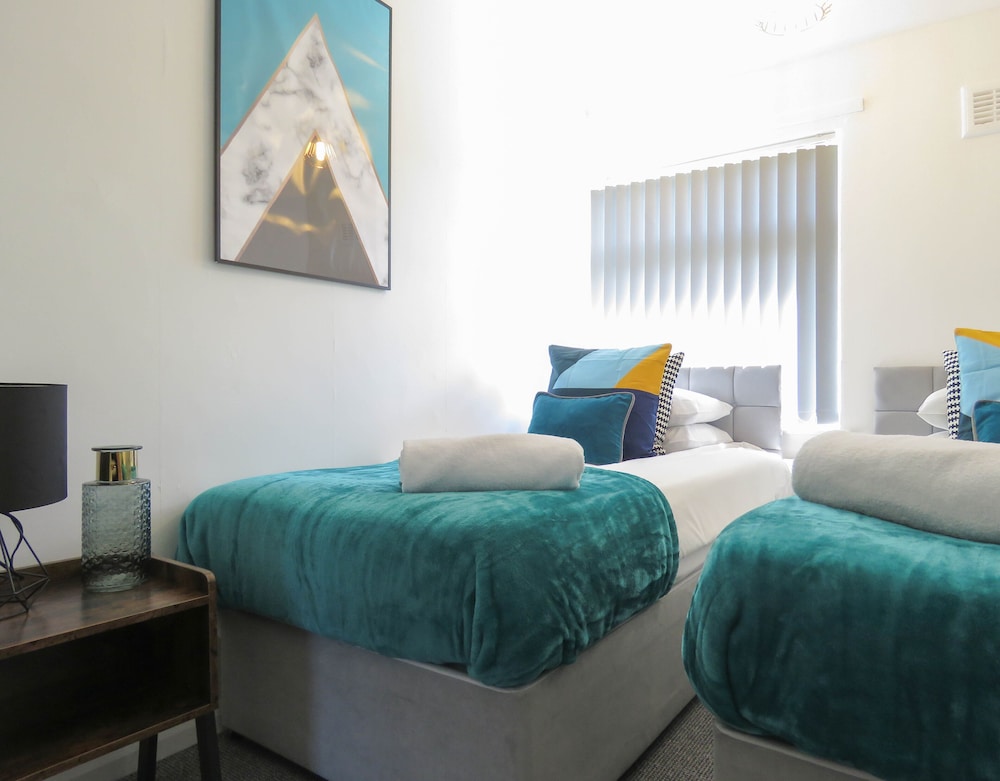 tudors esuites 4 bedroom house with garden and 9 beds