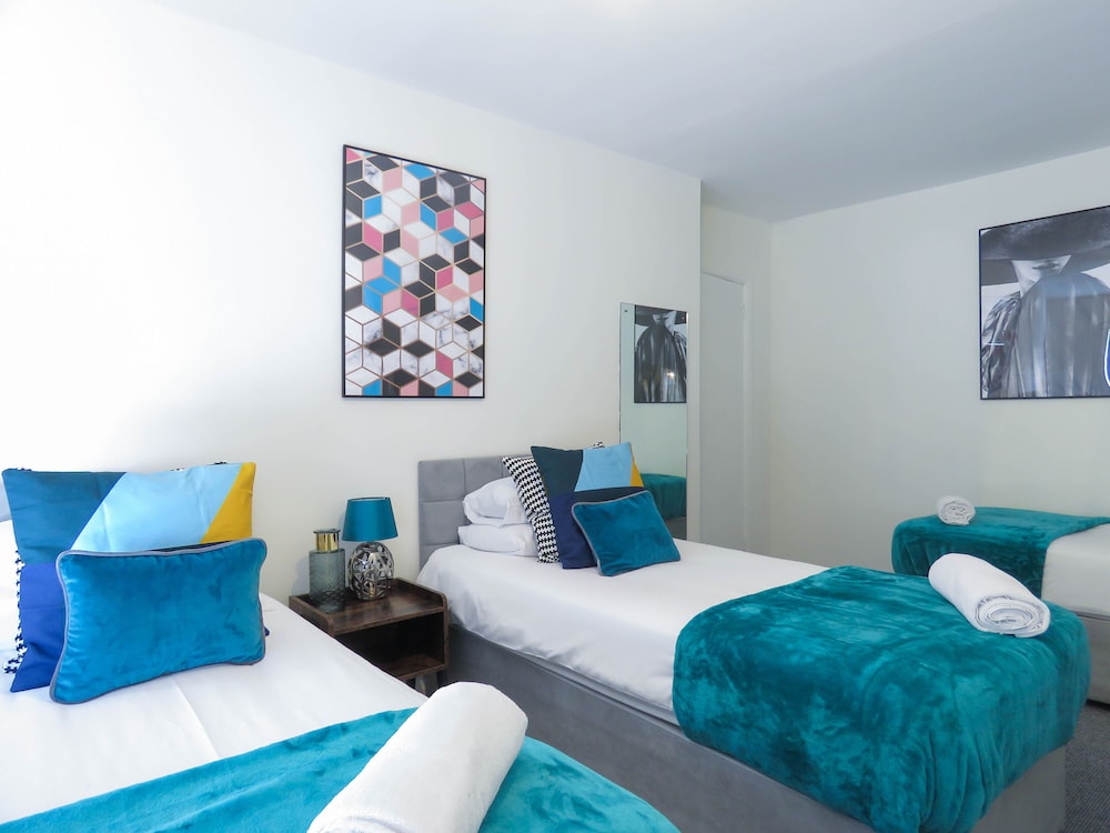 tudors esuites 4 bedroom house with garden and 9 beds