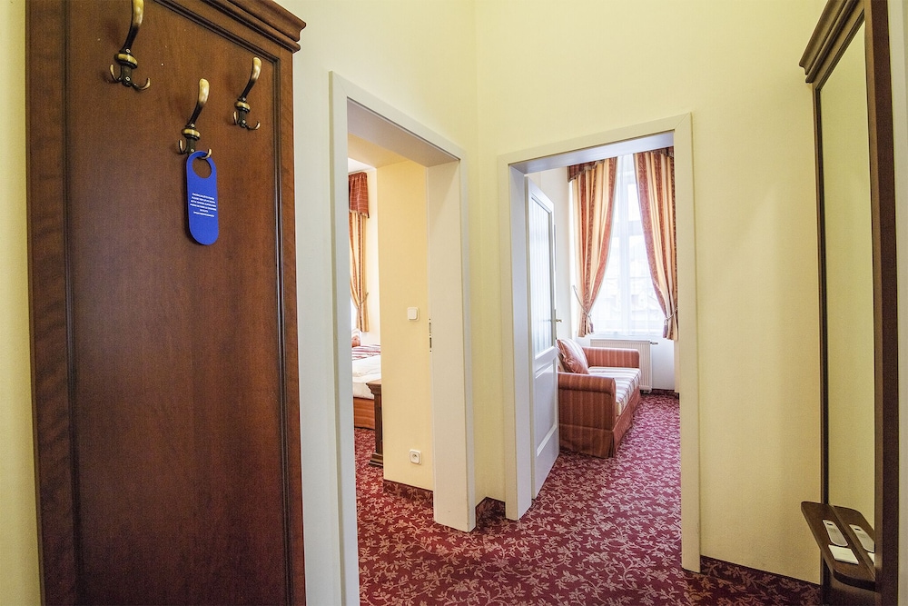 ontario hotel garni