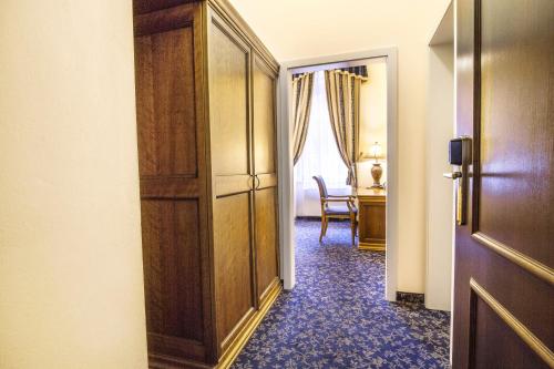 ontario hotel garni