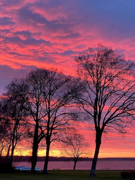 kirseb rkroen the inn between