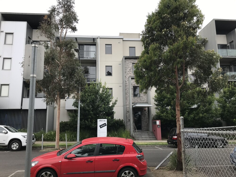 readyset apartments on altona