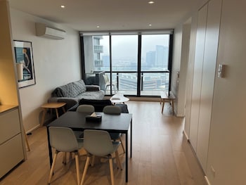 winston apartments docklands