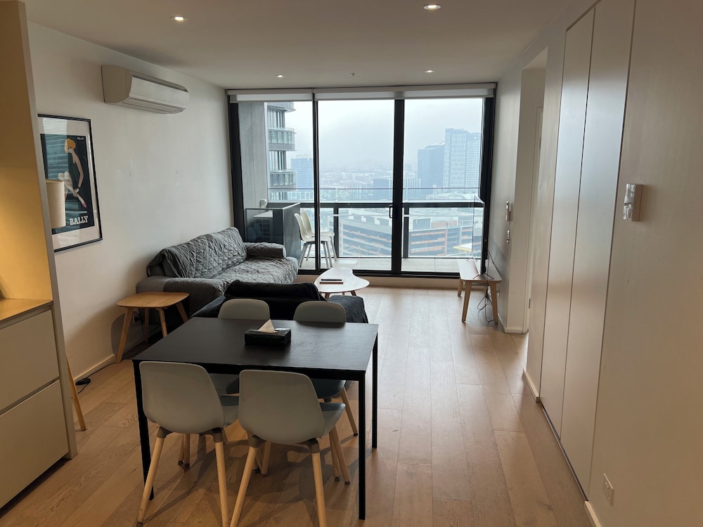 winston apartments docklands