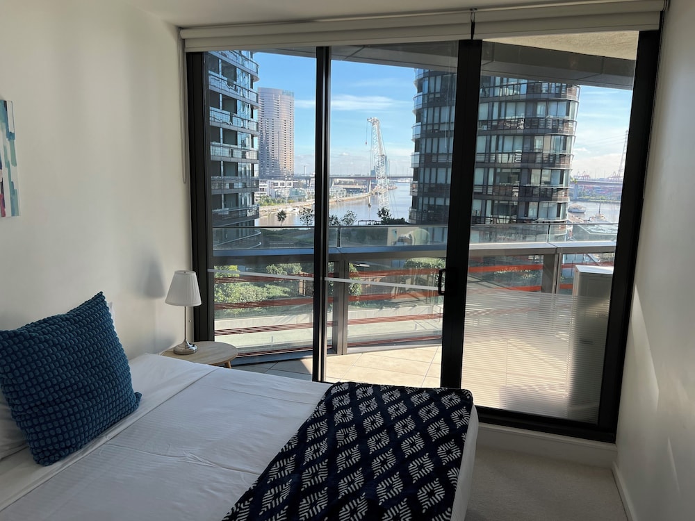 winston apartments docklands