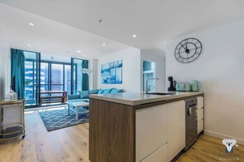 fv dream 2 bed apt pool free parking qfv211 16