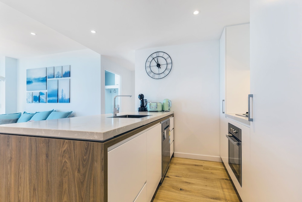 fv dream 2 bed apt pool free parking qfv211 16