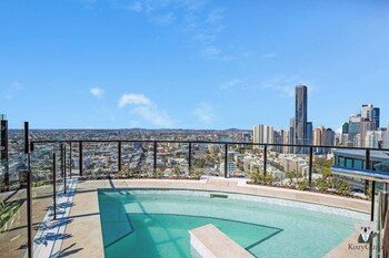 fv dream 2 bed apt pool free parking qfv211 16