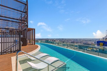 fv dream 2 bed apt pool free parking qfv211 16