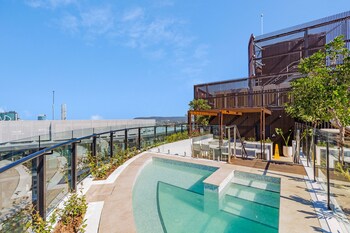 fv dream 2 bed apt pool free parking qfv211 16