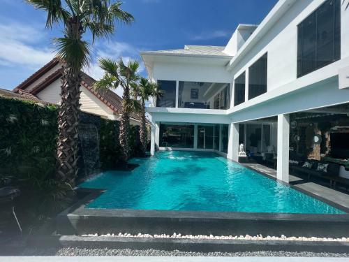 premium pool villas pattaya