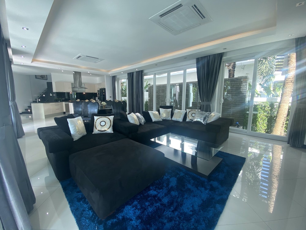 premium pool villas pattaya