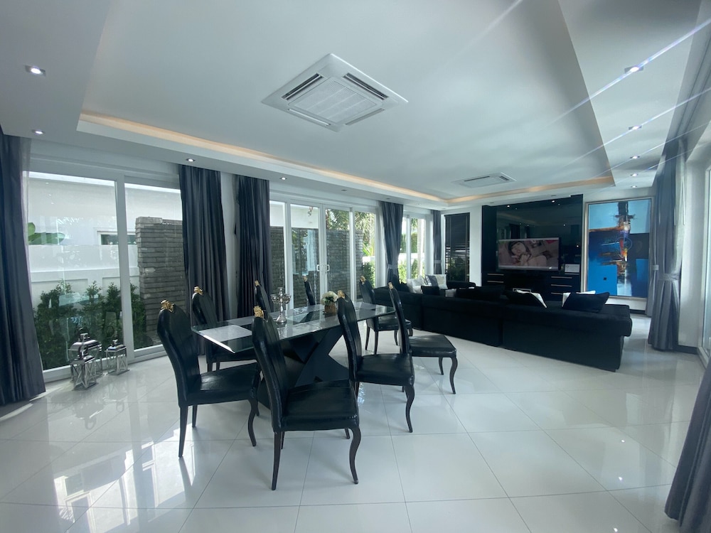premium pool villas pattaya