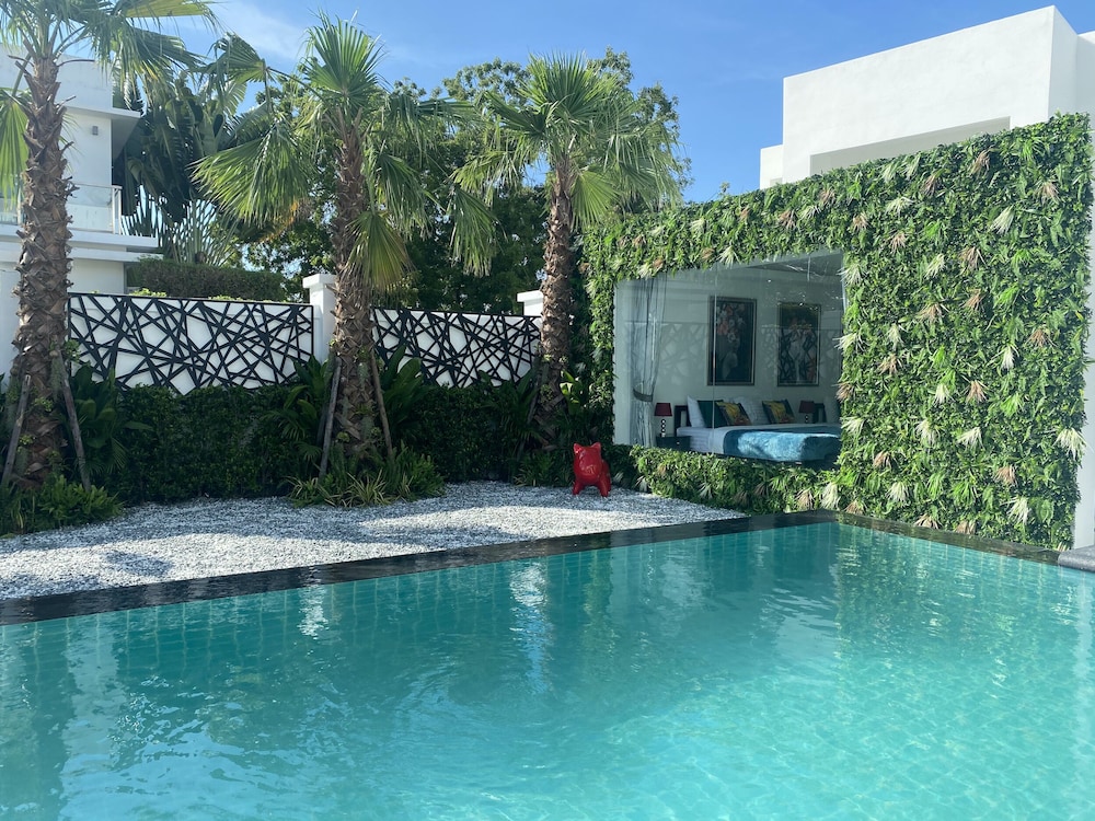 premium pool villas pattaya
