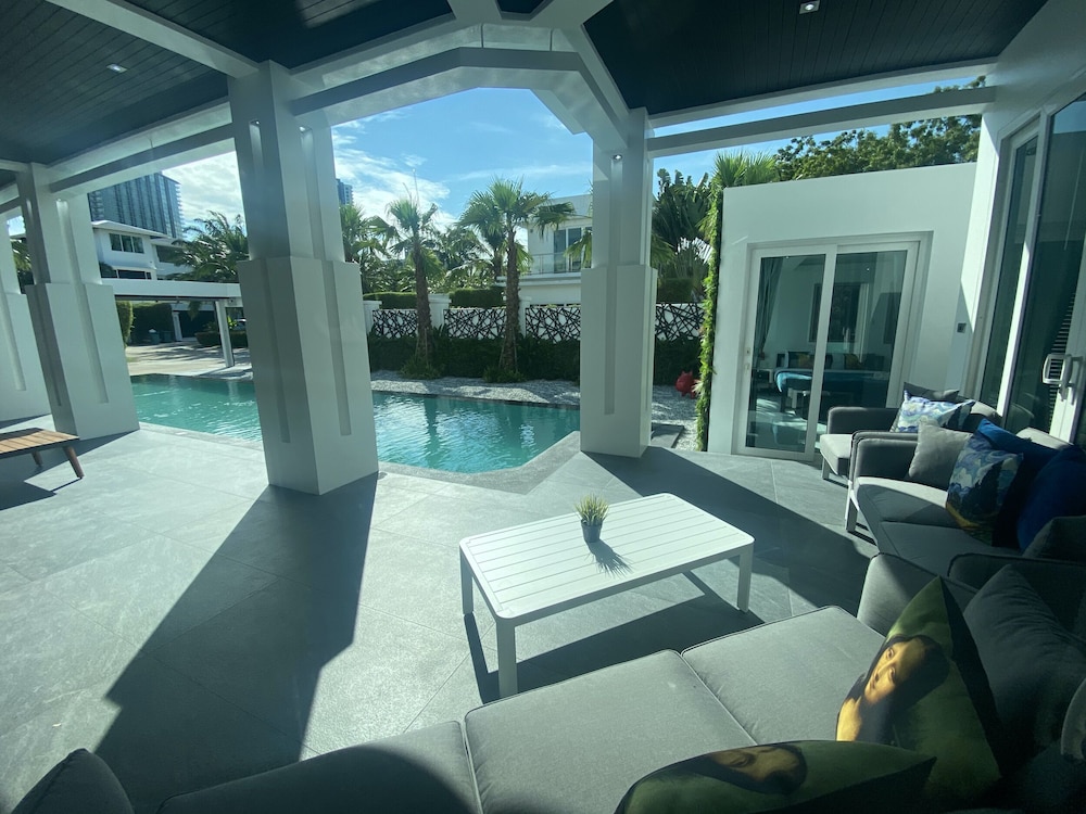 premium pool villas pattaya