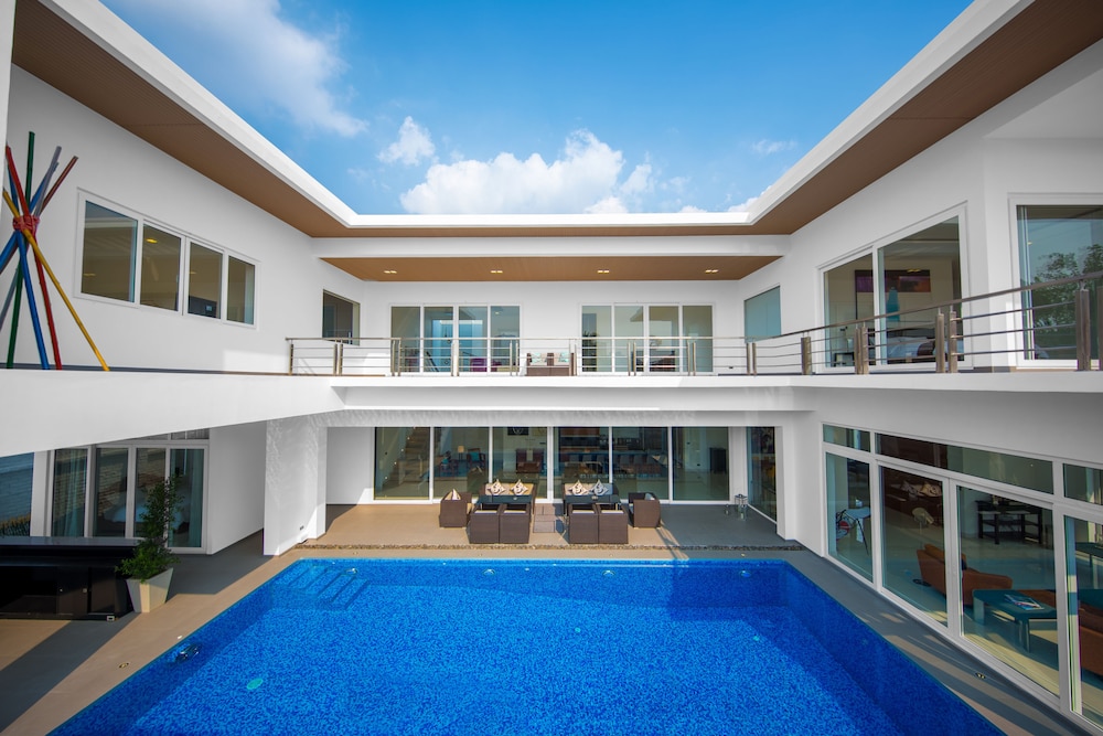 premium pool villas pattaya