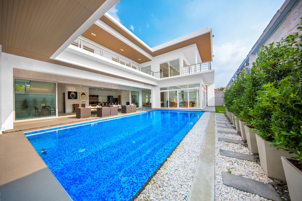 premium pool villas pattaya