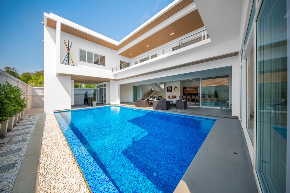 premium pool villas pattaya