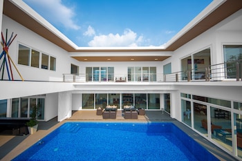 premium pool villas pattaya
