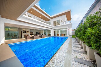 premium pool villas pattaya