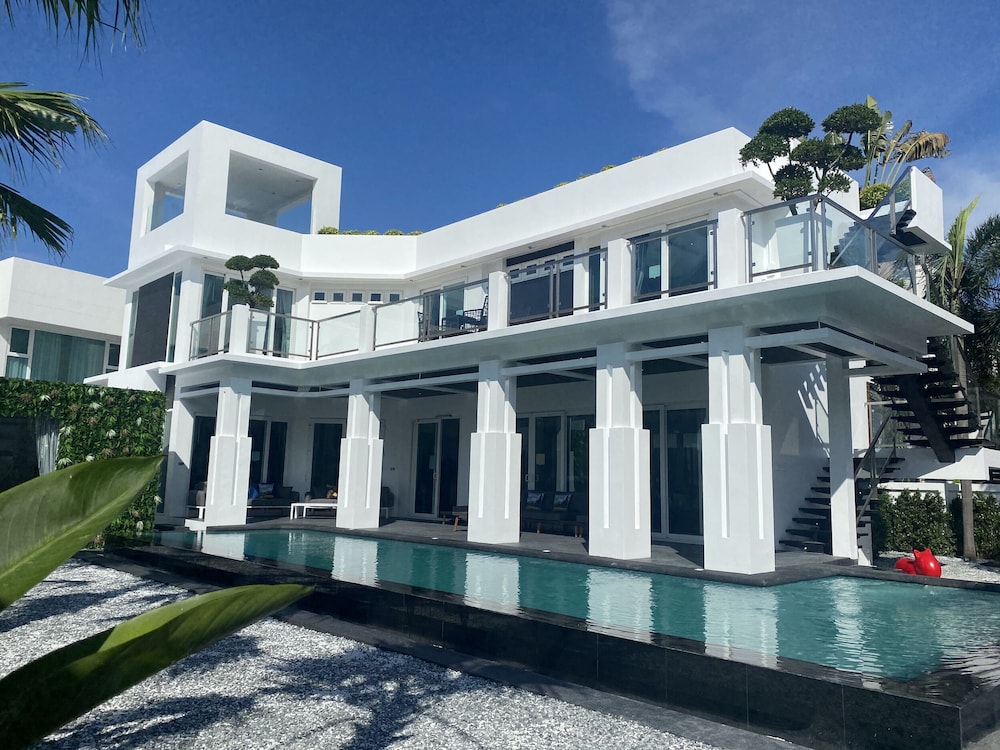 premium pool villas pattaya
