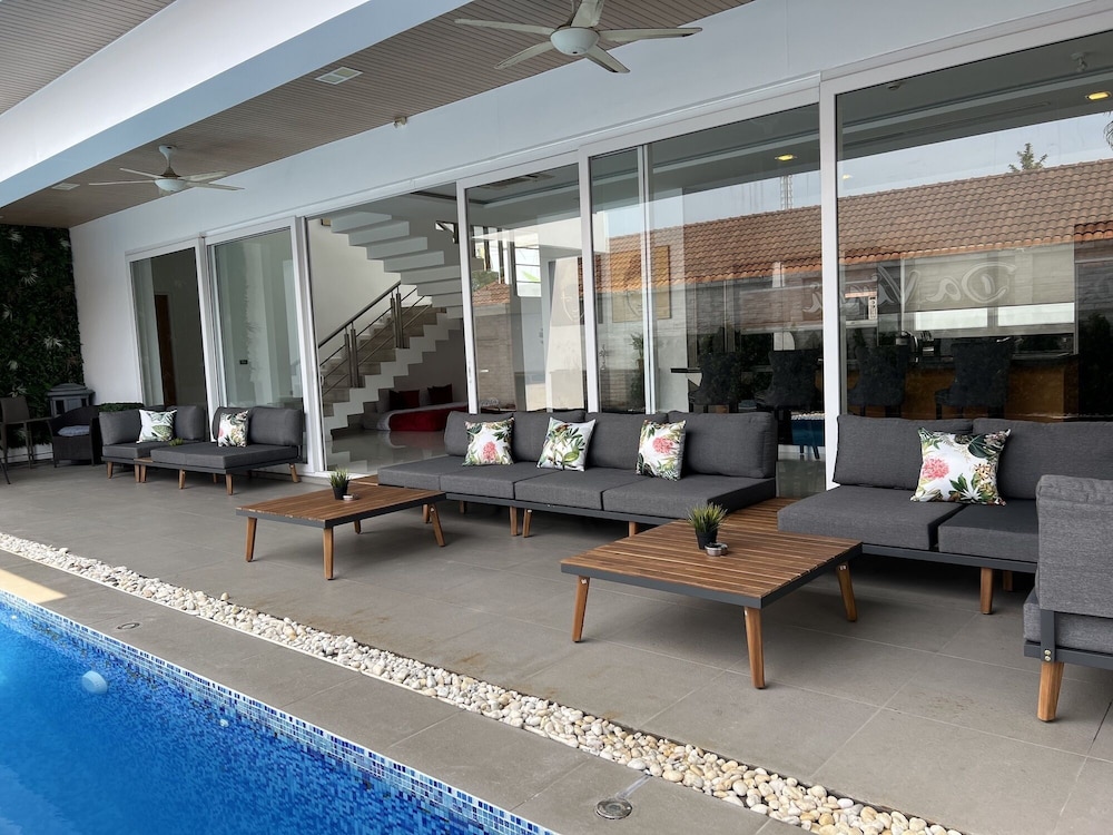 premium pool villas pattaya