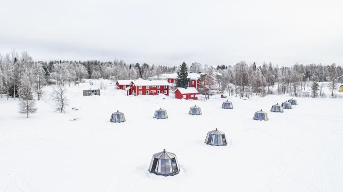 arctic guesthouse and igloos