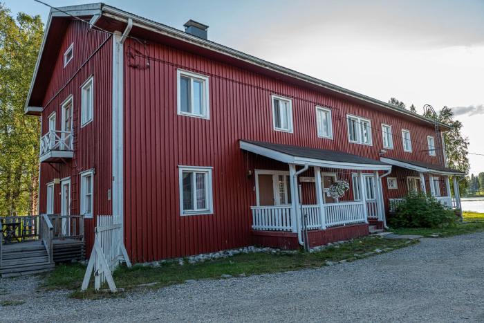 arctic guesthouse and igloos