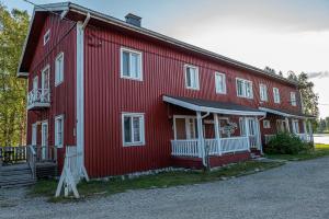 arctic guesthouse and igloos