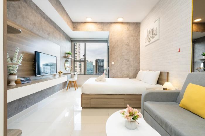 infinity pool signature saigon rivergate