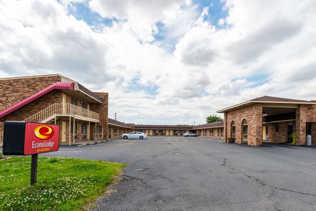 econo lodge and suites