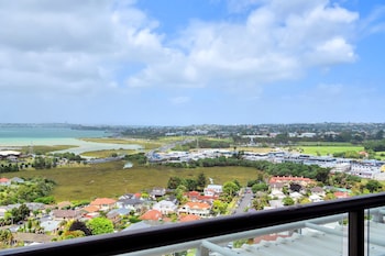 sea city views takapuna studio w carpark