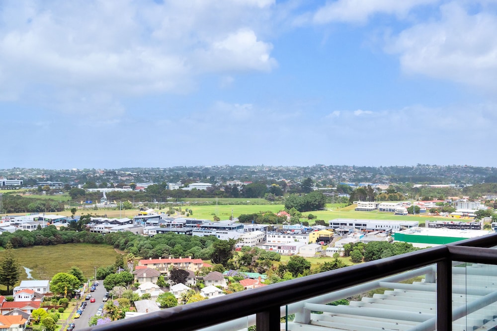 sea city views takapuna studio w carpark