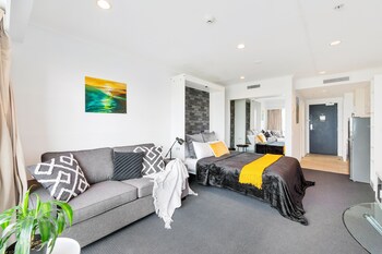 sea city views takapuna studio w carpark