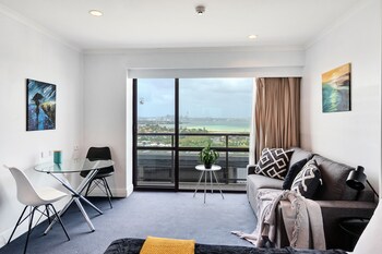 sea city views takapuna studio w carpark